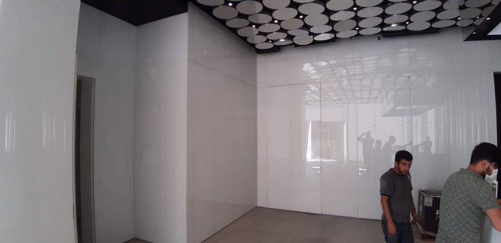 اجرای دیوار پوش شیشه ای (لاکوبل) رستوران میکا۹۱۱ - نمونه کار شرکت مهندسی زیما